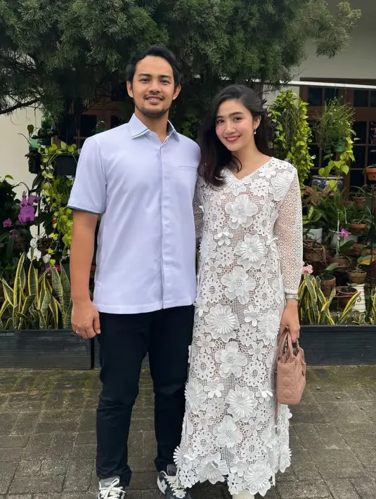 <p>Febby Rastanty dan Drajad Djumantara menikah pada 9 November 2024, tahun ini menjadi pertama bagi mereka merayakan lebaran. Febby tampak mengenakan dress bunga 3D warna putih, sedangkan suaminya tampil mengenakan kemeja biru. [@febbyrastanty]</p>