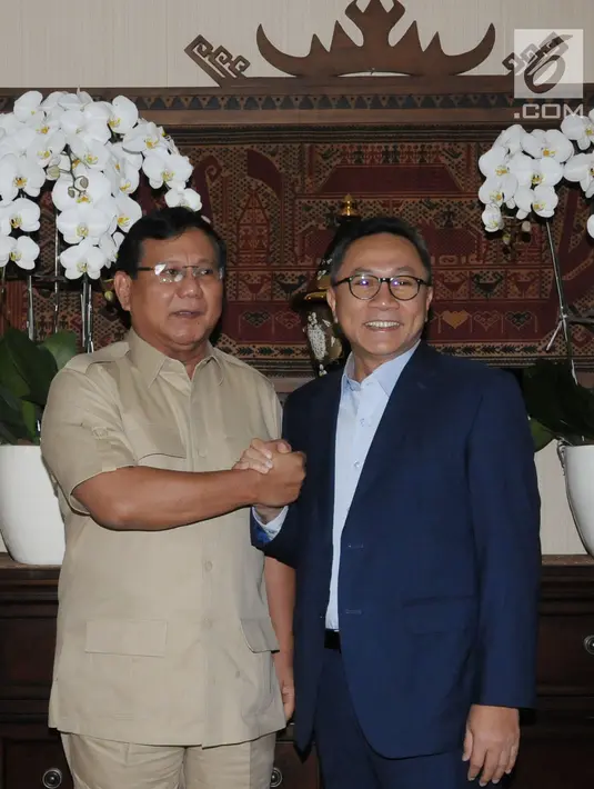 Ketua MPR yang juga Ketua Umum PAN, Zulkifli Hasan (kanan) bersalaman dengan Ketua Umum Partai Gerindra Prabowo Subianto di Rumah Dinas Ketua MPR, Jakarta, Senin (25/6). Pertemuan membahas permasalahan Pilkada 2018. (Liputan6.com/Helmi Fithriansyah)