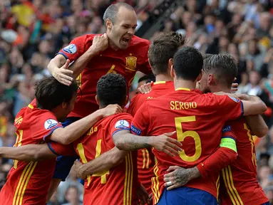 Para pemain Spanyol merayakan gol yang dicetak Gerard Pique ke gawang Republik Ceska pada laga Grup D Piala Eropa 2016 di Stadion Municipal, Prancis, Senin (13/6/2016). Spanyol menang 1-0 atas Republik Ceska. (AFP/Nicolas Tucat)