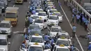 Sejumlah Sopir taksi mematikan mesin mobil di dalam jalan tol Gatot Subroto, Jakarta, Selasa (22/3).  Ribuan Sopir taksi turun ke jalan. Mereka berdemonstrasi menolak keberadaan angkutan online berpelat hitam. (Liputan6.com/Johan Tallo)