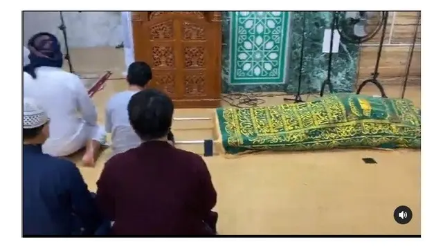 8 Potret Prosesi Pemakaman Syekh Ali Jaber, Diiringi Gema Tahlil