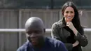 Calon istri Pangeran Harry, Meghan Markle melihat latihan atlet tim Inggris untuk Invictus Games Sydney 2018 di University of Bath, (6/4). The Invictus Games Sydney 2018 diikuti lebih dari 500 peserta dari 18 negara. (AP Photo/Kirsty Wigglesworth, pool)