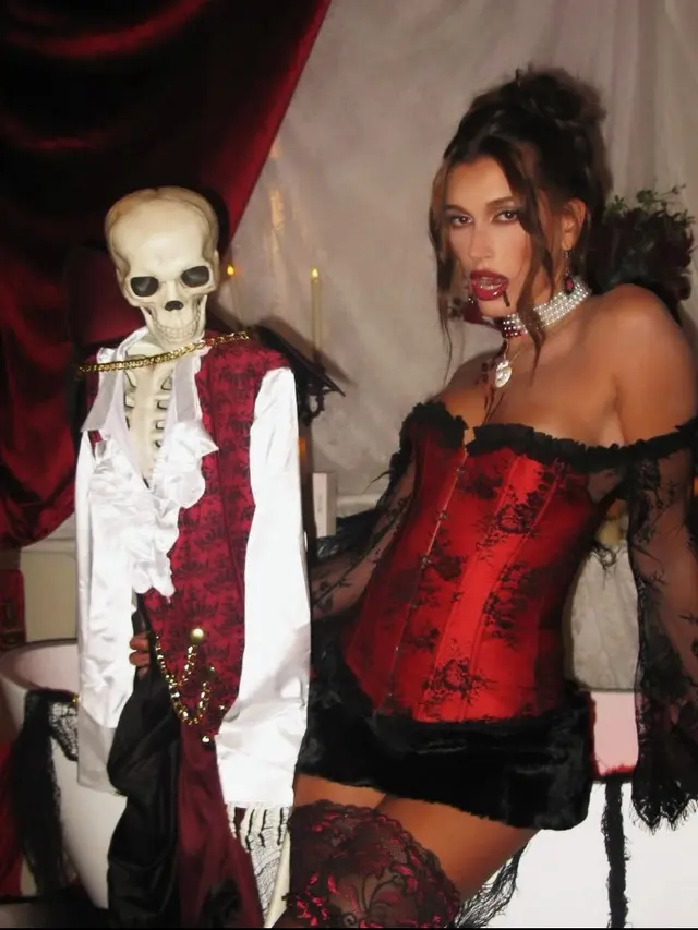 Gaya Totalitas Hailey Bieber Cosplay saat Halloween. [@haileybieber]