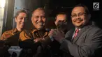 Ketua KPK Agus Rahardjo bersalaman dengan Chief Commissioner Malaysia Anti Corupption Commission Datuk Dzulkifli Bin Ahmad usai melakukan pertemuan di gedung KPK, Jakarta, Rabu (26/7). (Liputan6.com/Helmi Afandi)