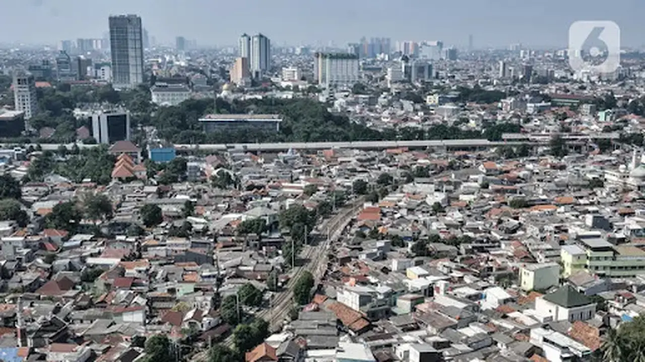 Pemandangan deretan gedung dan permukiman di Jakarta