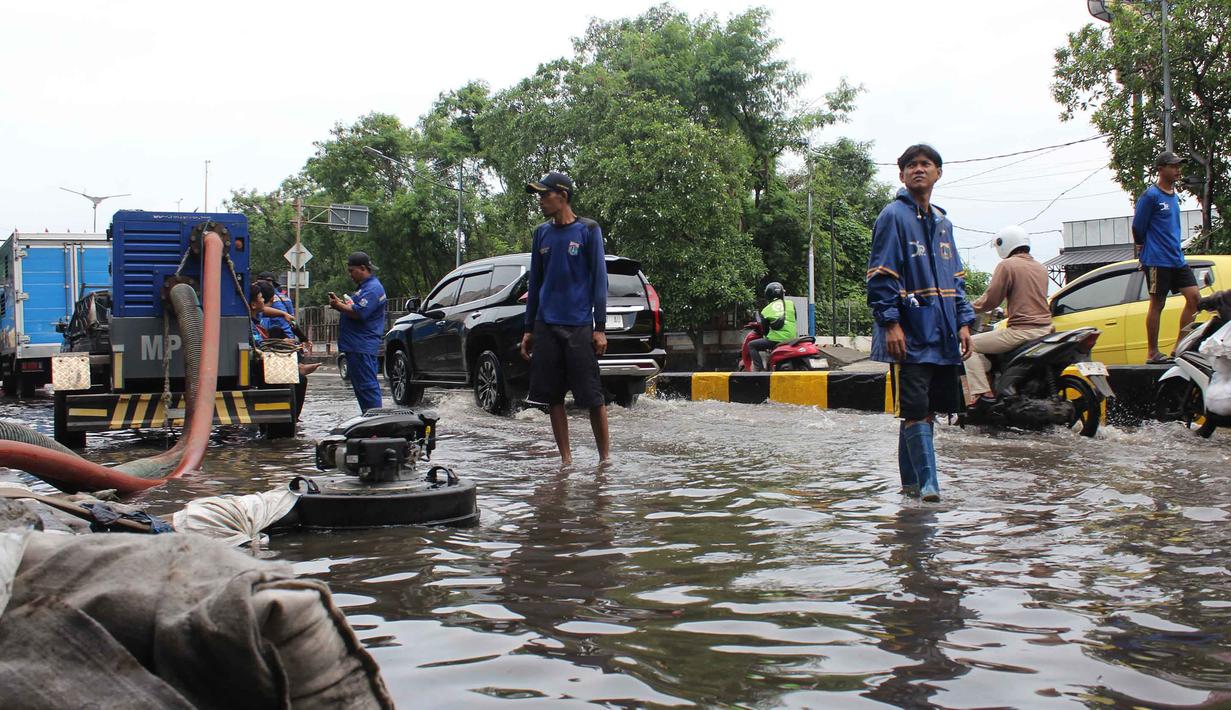 Petugas Dinas Sumber Daya Air (SDA) DKI Jakarta bersiap melakukan upaya penanggulangan genangan air yang belum surut di Jalan Gunung Sahari Raya atau tepat di depan Mangga Dua Square, Jakarta, Selasa (13/1/2026). Hingga Selasa (13/1/2026) siang, banjir yang menggenangi Jalan Gunung Sahari Raya, Jakarta mulai surut. (merdeka.com/magang/Rendi Saputra)