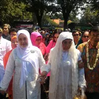 Di hadapan penghulu dan kedua saksi, Ajip Rosidi dengan lantang mengucapkan janji suci itu. selain itu, perhiasan emas seberat 50 gram diberikan Ajip sebagai mas kawin untuk Nani Wijaya di hari pernikahannya. (Fathan Rangkuti/Bintang.com)