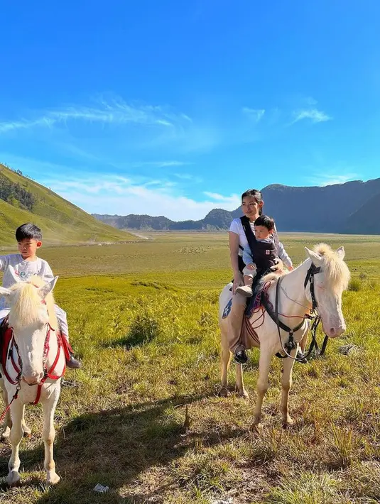 Saat naik kuda bersama anaknya, Tiffany memilih mengenakan kaos putih polos ketat, dipadukan celana panjang coklat muda dan sneakersnya. [@tiffanysoetanto]