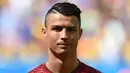 Cristiano Ronaldo tampil dengan belahan rambut yang unik saat tampil bersama Portugal pada Piala Dunia 2014. (AFP/Carl De Souza)