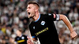 Ketertarikan Antonio Conte terhadap Sergej Milinkovic-Savic bukanlah rahasia lagi. Sang pelatih asal Italia itu sudah mengincar sang pemain sejak masih menunggangi Inter Milan. Namun mendapatkan Savic tidaklah mudah karena pemain Lazio itu sedang diincar banyak klub top Eropa. (AFP/Marco Bertorello)