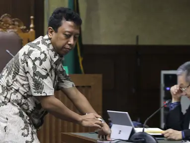 Terdakwa dugaan suap jual-beli jabatan di lingkungan Kemenag, M Romahurmuziy (kiri) saat menjalani sidang pembacaan putusan sela di Pengadilan Tipikor, Jakarta, Senin (9/10/2019). Majelis hakim menolak eksepsi yang diajukan terdakwa dan penasehat hukum terdakwa. (Liputan6.com/Helmi Fithriansyah)