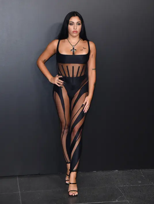 <p>Aktris Amerika Serikat Lourdes Leon tiba pada pembukaan pameran Thierry Mugler: Couturissime di Brooklyn Museum, Brooklyn, New York City, Amerika Serikat, 15 November 2022. Rambut hitamnya dibelah pada bagian tengah dan jatuh melewati bahunya. (Theo Wargo/Getty Images/AFP)</p>