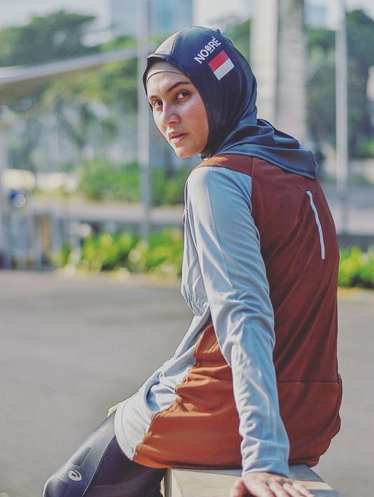 Meski sempat cedera lantaran terlalu semangat berlari, cedera tersebut tak menjadi penghalang baginya untuk tetap menekuni hobinya itu. Zee Zee Shahab bahkan pernah mengikuti kompetisi marathon pada Maret dan Juni 2019 lalu. (Liputan6.com/IG/@zeezeeshahab)