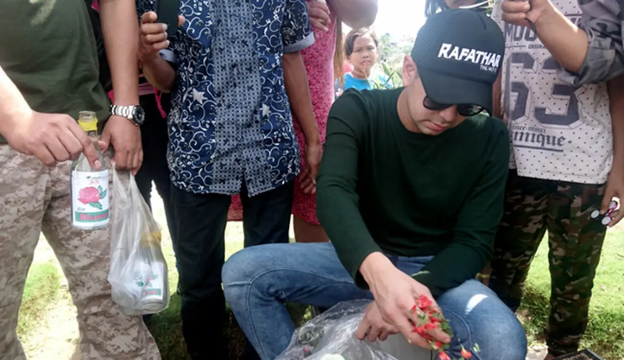 Di TPU Pondok Kelapa, Jakarta Timur, lokasi pemakaman Olga, Raffi menceritkan soal Olga yang menurutnya tak akan pernah habis untuk dibicarakan. Olga merupakan salah satu teman seperjuangannya meniti karier. (Muhamad Altaf Jauhar/Bintang.com)