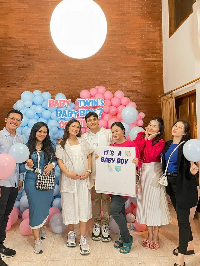 6 Potret Aktris FTV Masayu Clara Gelar Gender Reveal Party, Hamil Anak Kembar
