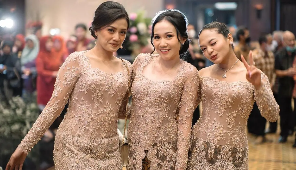 Di acara bahagia sang kakak, Amel Carla memakai kebaya berwarna nude, sama seperti keluarga lainnya. (instagram/amelcarla)