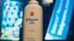 Botol Johnson & Johnson terlihat pada ilustrasi di New York, 24 Februari 2016. J&J diharuskan membayar US$72 juta (Rp965 M) kepada keluarga wanita yang menyatakan kematiannya terkait penggunaan bedak Baby Powder perusahaan itu. (REUTERS/Shannon Stapleton)