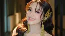 Rambut panjangnya dibiarkan terurai dengan gaya wavynya. Poni depannya dibuat berjarak tidak tebal. [@elsaajapasal]