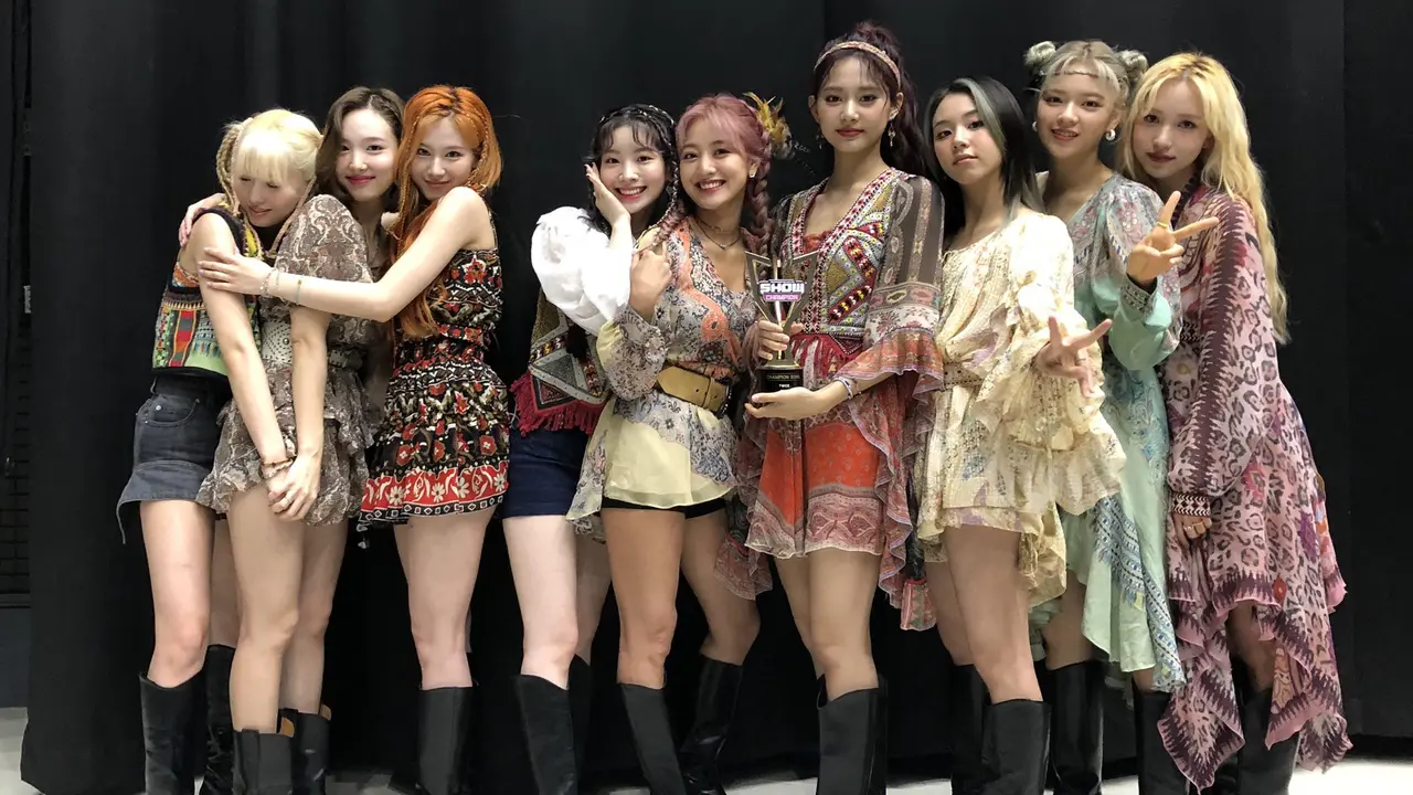 Twice (Twitter/ JYPETWICE)