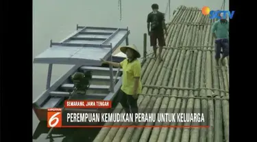 Siti, contoh Kartini masa kini yang menjemput rezeki dengan menjadi sopir perahu di Danau Rawa Pening, Semarang, Jawa Tengah.