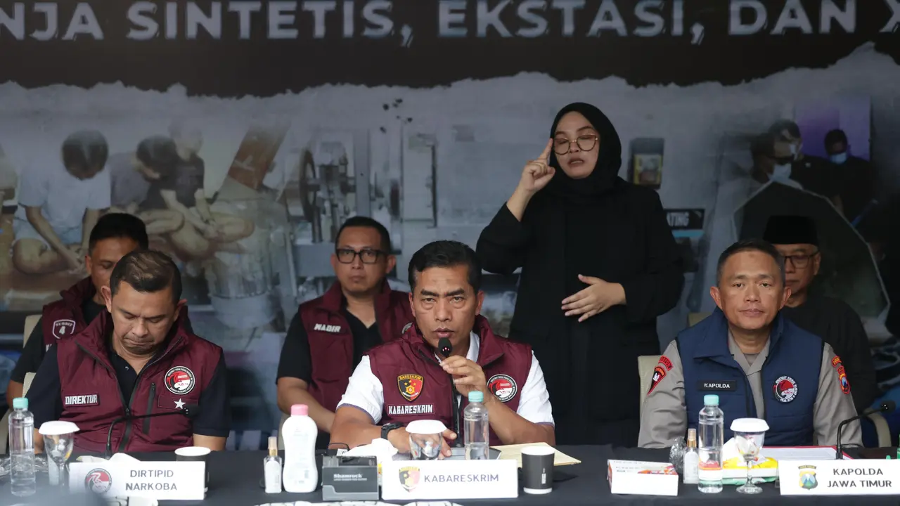 Polisi menggerebek rumah yang dijadikan pabrik dan lab narkoba di Kota Malang. (Istimewa)