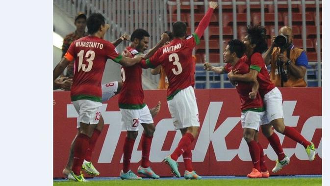 Timnas Indonesia merayakan gol Andik Vermansah ke gawang Singapura di penyisihan grup Piala AFF 2012. (AFP/Mohd Rasfan)