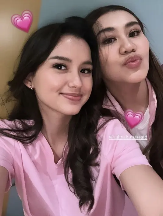 Selfie bersama Aaliyah Massaid, Sarah pun memamerkan wajah dengan riasan natural tanpa makeup berlebih. Dengan rambut panjangnya dibiarkan terurai. [@ssarah_menzel]