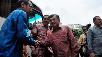 Ketua Umum PMI Jusuf Kalla berjabatan tangan saat menerima bantuan bus di Kantor PMI,  Jakarta, Jumat (12/12/2014). (Liputan6.com/Johan Tallo)