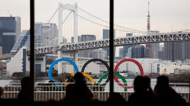 Cincin Olimpiade Raksasa Mejeng di Tokyo