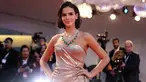 Aktris Bruna Marquezine tersenyum saat menghadiri pemutaran perdana film 'The Sisters Brothers' selama Festival Film Venice ke-75 di Venesia, (2/9). Kekasih pesepak bola Neymar ini tampil cantik dan seksi dengan gaun emas. (AP Photo/Kirsty Wigglesworth)