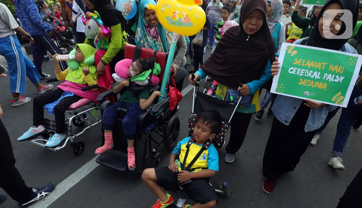 Sejumlah anak penyandang Cerebral Palsy mengikuti kampanye untuk memperingati Hari Cerebral Palsy Sedunia di kawasan Car Free Day, Jakarta, Minggu (13/10/2019). Kegiatan tersebut dilakukan untuk memperingati Hari Cerebral Palsy Sedunia yang jatuh pada tanggal 6 Oktober. (Liputan6.com/Johan Tallo)