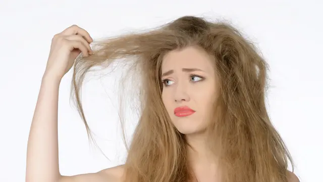 [Bintang] Musim Hujan Bikin Rambut Gampang Kusut, Begini Cara Mengatasinya