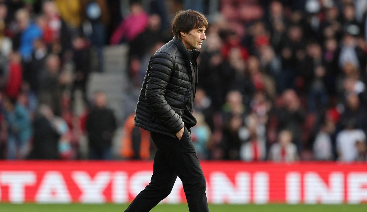 Pelatih Tottenham Hotspur, Antonio Conte berjalan meninggalkan lapangan setelah laga lanjutan Liga Inggris 2022/2023 melawan Southampton di St Mary's Stadium, Southampton, 18 Maret 2023. Tottenham resmi mengakhiri kerjasama dengan Conte pada Senin, 27 Maret 2023 setelah dirinya memberikan komentar kontroversial yang mengkritik petinggi klub Daniel Levy dan para pemainnya secara terbuka di hadapan media. (AFP/Adrian Dennis)