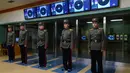 Siswa berbaris melakukan latihan menembak di Sekolah Revolusioner Mangyongdae, Korea Utara, 10 April 2018. Lulusan dari sekolah yang didirikan oleh kakek Kim Jong Un ini banyak yang kini menjadi elite pemerintahan. (ED JONES/AFP)