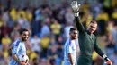 Kiper Manchester City, Ederson, menyapa suporter usai mengalahkan Watford pada laga Premier League di Stadion Etihad, Manchester, Sabtu (21/9). City menang 8-0 dari Watford. (AFP/Oli Scarff)