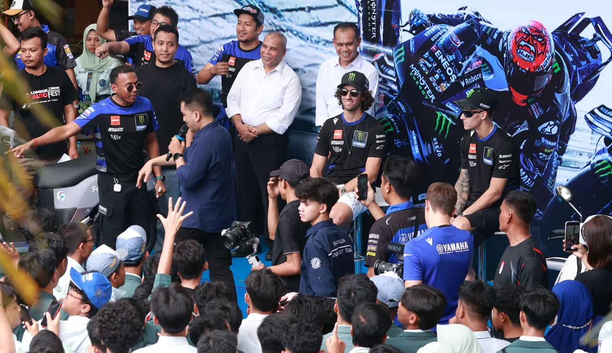 Jelang event MotoGP Mandalika 2025, kedua pebalap Monster Energy Yamaha, Alex Rins dan Fabio Quartararo menyempatkan berkunjung ke SMAN 2 Mataram, Kota Mataram, Nusa Tenggara Barat (NTB), Rabu (1/10/2025). (Bola.com/M Iqbal Ichsan)