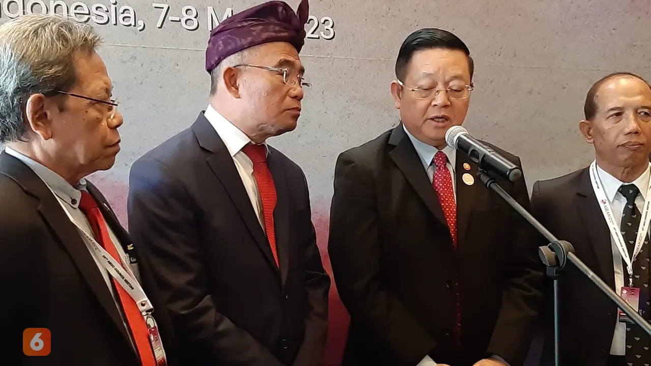 Menko PMK Muhadjir Effendy dan Sekjen ASEAN Kao Kim Hourn usai sidang ASEAN Socio-Cultural Community (ASCC) ke-29 di Bali, Senin (8/5/2023).