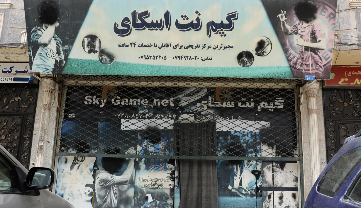 Baz Mohammad Nazir, seorang wakil pejabat dari direktorat Kementerian Kebajikan di Herat mengatakan peraturan tersebut hanya berlaku untuk restoran yang memiliki area hijau, seperti taman, di mana pria dan perempuan dapat bertemu. (AP Photo/Omid Haqjoo)