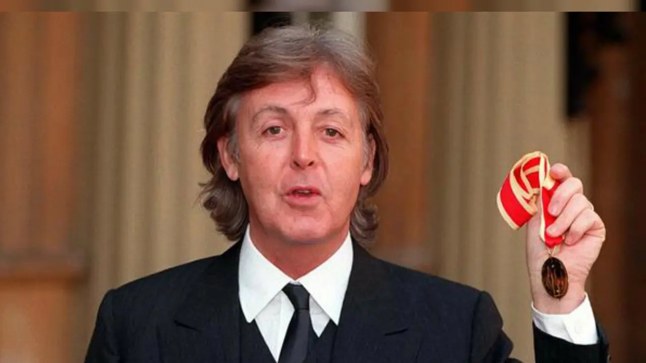 11-3-1997: Paul McCartney Diberi Gelar Ksatria oleh Ratu Inggris 