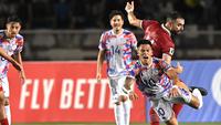 Penyerang Timnas Filipina, OJ Porteria (putih) berduel dengan bek Timnas Indonesia, Jordi Amat dalam laga Kualifikasi Piala Dunia 2026 zona Asia (AFP/Jam Sta Rosa)