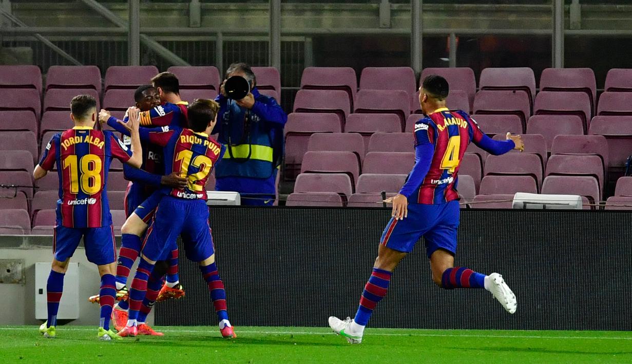 Para pemain Barcelona merayakan gol yang dicetak oleh Ousmane Dembele ke gawang Real Valladolid pada laga Liga Spanyol di Stadion Camp Nou, Selasa (6/4/2021). Barcelona menang dengan skor 1-0. (AFP/Pau Barrena)