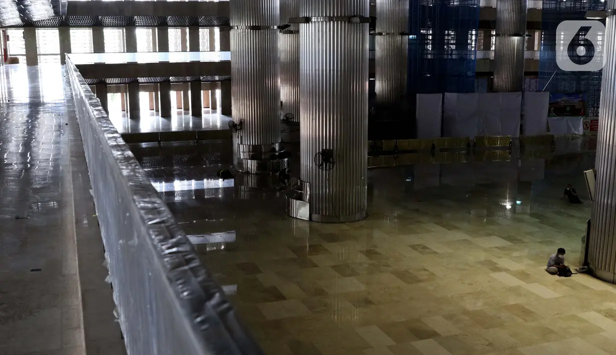 Suasana Masjid Istiqlal, Jakarta, Jumat (24/4/2020). Jelang Ramadan 1441 H, pandemi Covid-19 belum juga mereda. memaksa pemerintah daerah memperpanjang pemberlakuan PSBB. Kini, suasana masjid-masjid pada Ramadan kali ini terlihat berbeda dibanding sebelumnya. (Liputan6.com/Helmi Fithriansyah)