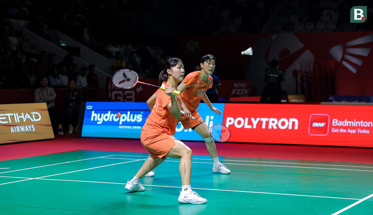 Pebulu tangkis ganda putri Korea Selatan, Baek Ha Na/Lee So Hee berusaha mengembalikan kok ke arah pasangan Indonesia, Amallia Cahaya Pratiwi/Siti Fadia Silva dalam laga 32 besar Indonesia Open 2026 di Istora, Kompleks Stadion Utama Gelora Bung Karno (SUGBK), Senayan, Jakarta, Rabu (03/06/2026). (Bola.com/Bagaskara Lazuardi)