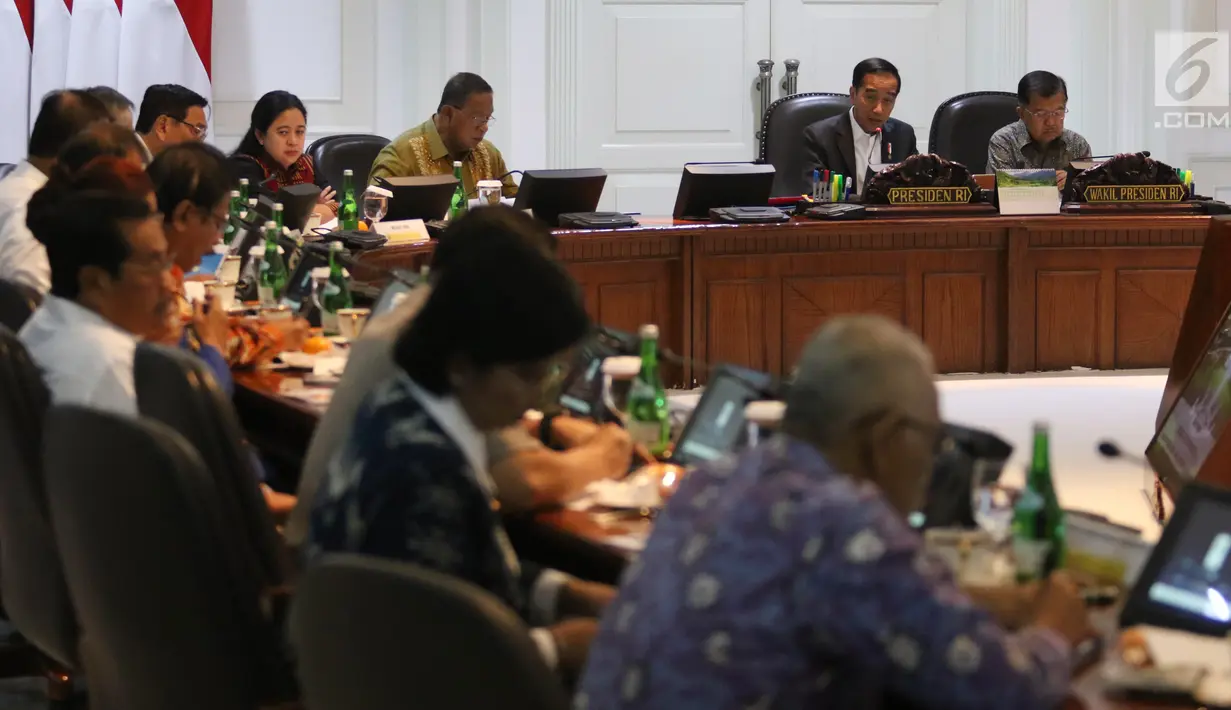 Presiden Joko Widodo didampingi Wakil Presiden Jusuf Kalla (kanan) memimpin rapat terbatas (ratas) di Kantor Presiden, Jakarta, Rabu (11/9/2019). Ratas bertema 'Perbaikan Ekosistem Investasi' ini dilakukan Jokowi beserta para menteri guna merumuskan kebijakan konkret. (Liputan6.com/Angga Yuniar)