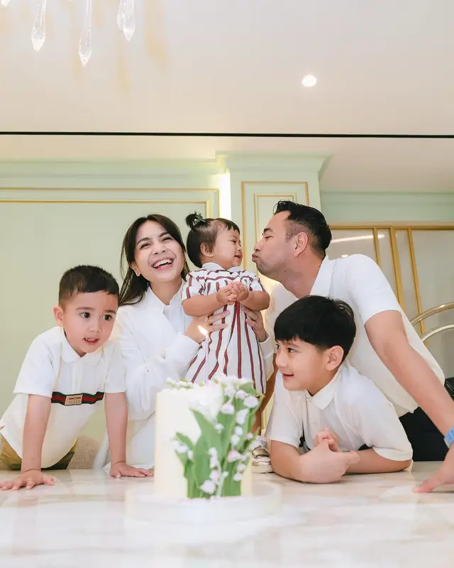 6 Potret bahagia Raffi Ahmad dan Nagita Slavina rayakan ulang tahun pertama Lily