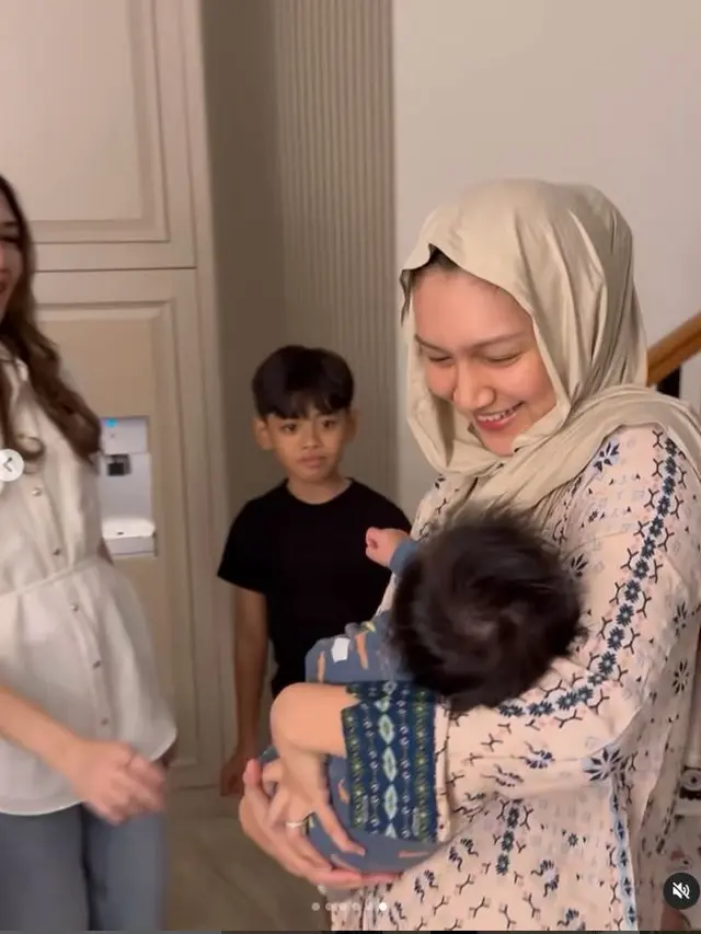 6 Potret Kejutan Ulang Tahun Melody Prima ke-30, Ibu Tiga Anak yang Awet Muda