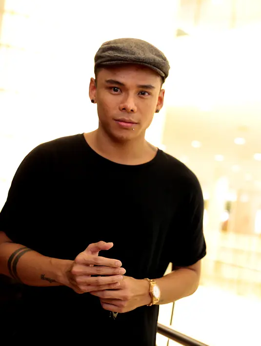 Tato berbentuk simbol dan tulisan permanen merupakan pikiran tentang kehidupan dan keluarga yang sangat dicintainya. (Adrian Putra/Bintang.com)