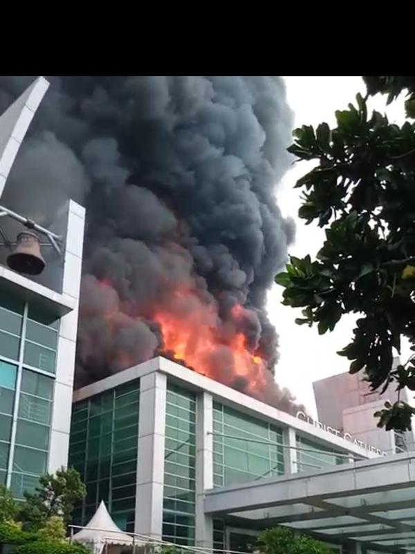 Gereja Christ Cathedral di kawasan Paramount Serpong, Kabupaten Tangerang, terbakar hebat sejak pukul 08.00 pagi, Senin (27/4/2020).