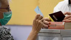 Seorang warga negara Prancis memberikan suaranya pada putaran kedua pemilihan presiden Prancis di sebuah tempat pemungutan suara di Kerobokan, Bali, Minggu (24/4/2022). Hasil pemilu ini, nantinya akan menjadi penentu apakah Presiden Prancis Emmanuel Macron akan tetap mempertahankan jabatannya atau kehilangan posisinya tersebut. (SONNY TUMBELAKA / AFP)