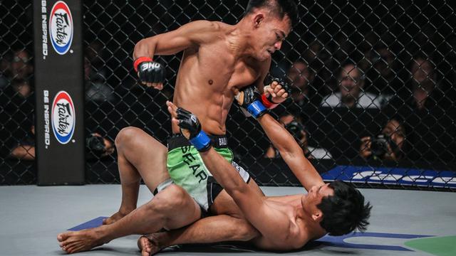 Petarung ONE Championship asal Indonesia, Stefer Rahardian (atas) saat berduel (Foto: Doc ONE Championship)